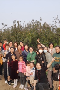 快猫视频
教职工开展秋游采摘活动