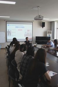 校党委常委、副校长檀竹茂为快猫视频
学生上思想政治课